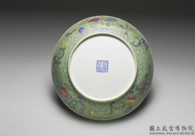 图片[3]-Dish with plum-blossom and bamboo inside a polychrome green exterior in falangcai painted enamels, Qianlong reign (1736-1795), Qing dynasty-China Archive